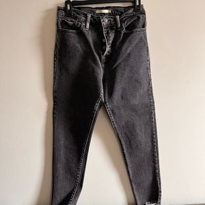 Levis wedgie fit  Black denim jeans size 28”